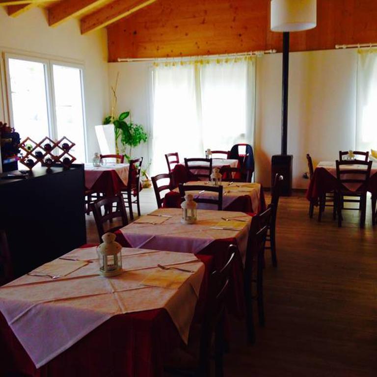 Camping Pineta Hotel Urbino Luaran gambar