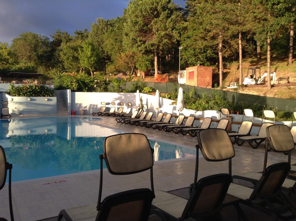 Camping Pineta Hotel Urbino Luaran gambar